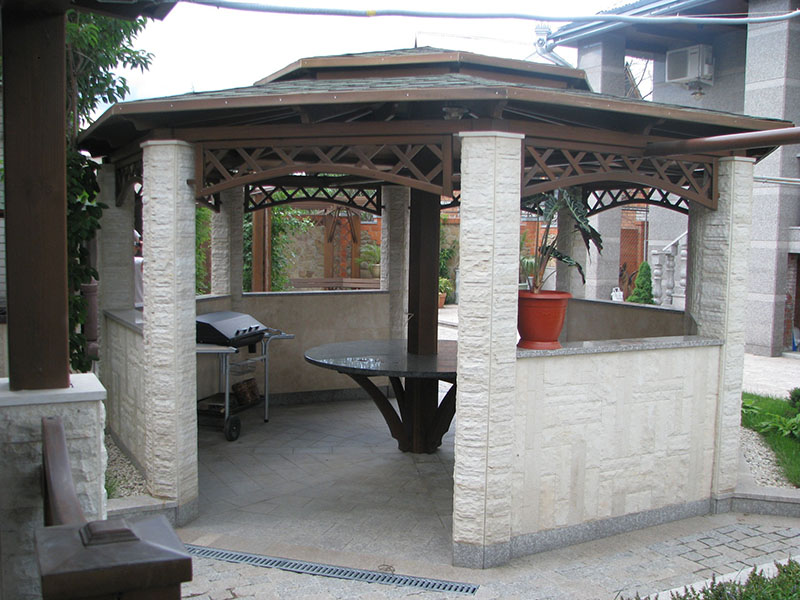 Такая беседка соберет под своей крышей самых близких