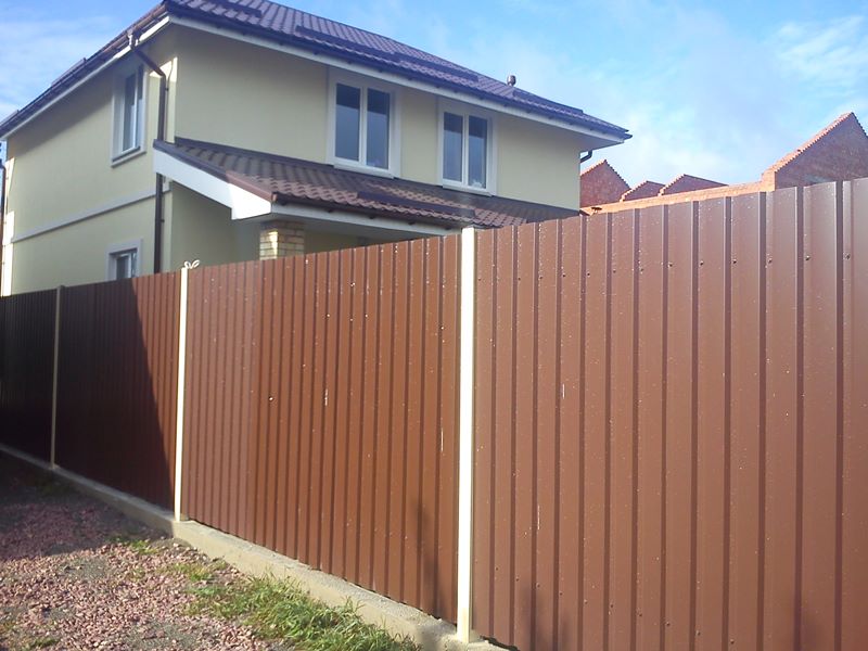 Установка забора из профнастила