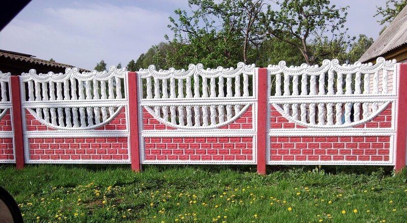 Декоративный забор в коттедже