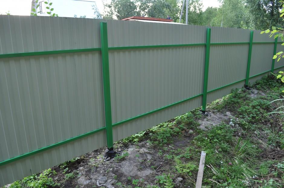 Забор из металлопрофиля над землей
