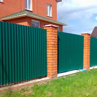 Отвечаем на вопрос: какой профнастил выбрать для забора загородного дома?