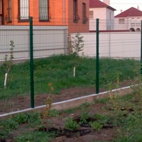 Сооружаем заграждение участка - монтаж заборов из рабицы своими руками